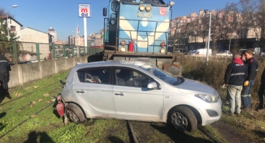 Trenin çarptığı otomobil 30 metre sürüklendi