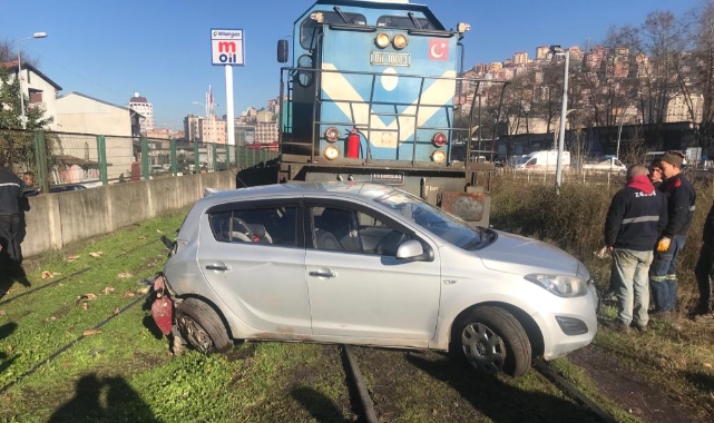 Trenin çarptığı otomobil 30 metre sürüklendi  