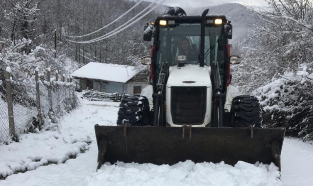 Kar bastırdı, köy yolları kapandı! Ekipler teyakkuzda