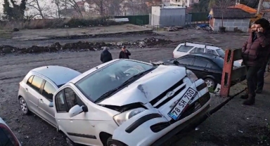 Kontrolden çıkan araç asılı kaldı, sürücü yaralı!