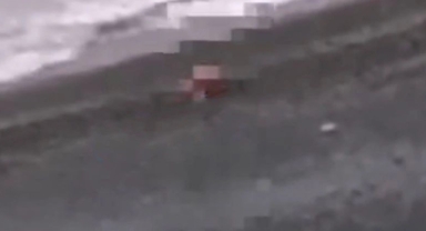 Şok görüntüler! Kimseye aldırış etmeden plajda böyle görüntülendiler