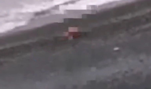 Şok görüntüler! Kimseye aldırış etmeden plajda böyle görüntülendiler