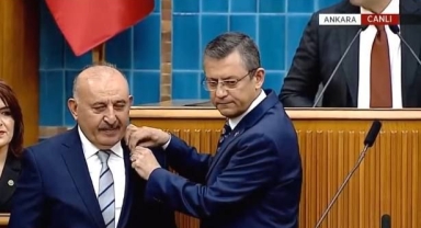 Vedat Öztürk'e rozetini Özgür Özel taktı