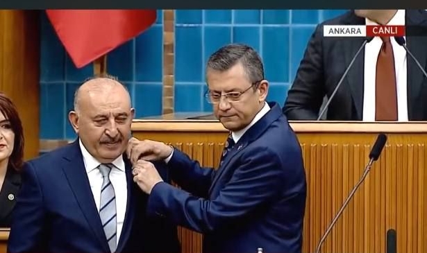 Vedat Öztürk'e rozetini Özgür Özel taktı