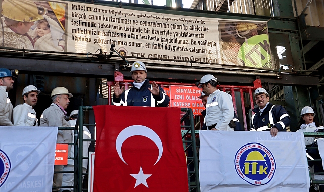 Bakan Bayraktar maden ocağında madencilerle yemek yedi