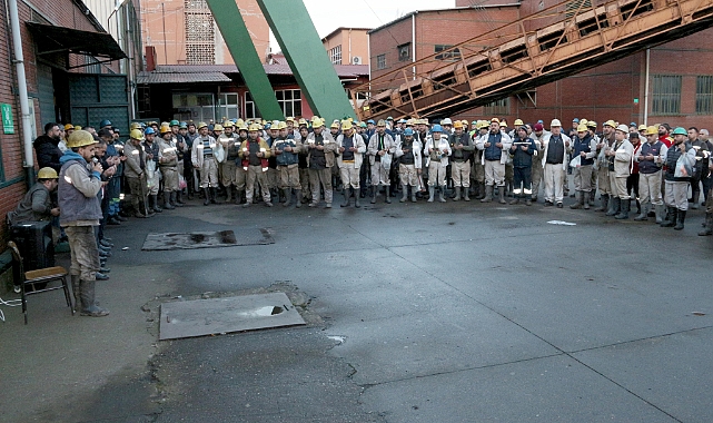 Kahramanlar, depremde hayatını kaybeden canları unutmadı
