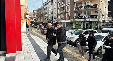 Polis ve savcı olarak tanıtıp binlerce lira dolandırdılar