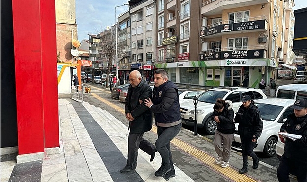 Polis ve savcı olarak tanıtıp binlerce lira dolandırdılar