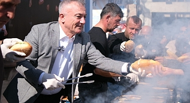Sesli, 2 bin 500 kişiye balık ekmek ikram etti