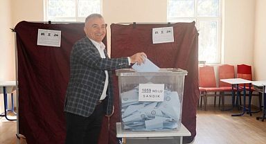 Sesli oyunu kullandı, sandık sandık gezmeye başladı