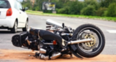Motosikletiyle kaza yaptı!