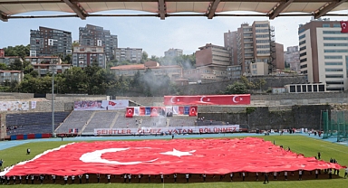 Kemal Köksal Stadyumunda 105 metrelik Türk Bayrağı açıldı