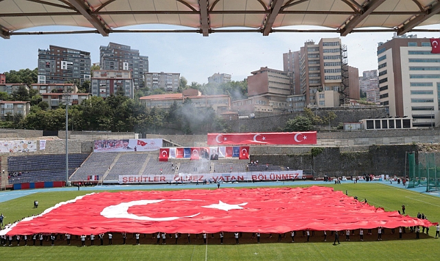 Kemal Köksal Stadyumunda 105 metrelik Türk Bayrağı açıldı