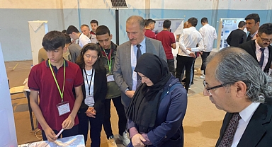 TÜBİTAK 4006 Bilim Fuarı'nda Öğrenciler Projelerini Sergiledi