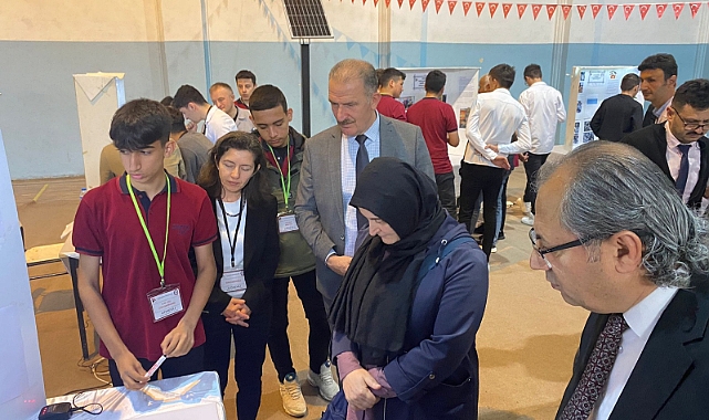 TÜBİTAK 4006 Bilim Fuarı'nda Öğrenciler Projelerini Sergiledi