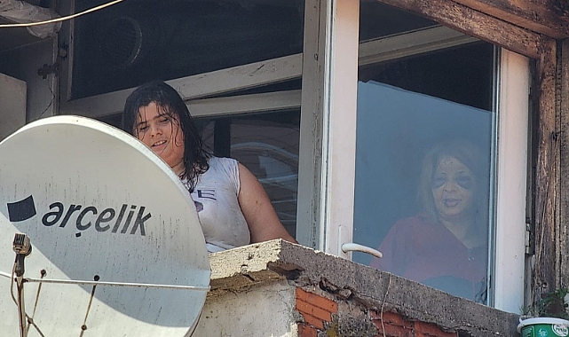 Annesi morluklar içinde kurtarılmayı bekledi!