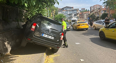 Direksiyon başında kalp krizi geçiren sürücü duvara çarptı!