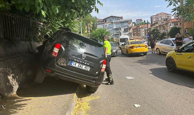 Direksiyon başında kalp krizi geçiren sürücü duvara çarptı!
