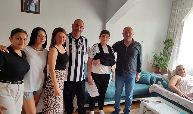 Trafik kazasında yaralanan öğrencinin karnesini evine giderek verdiler  