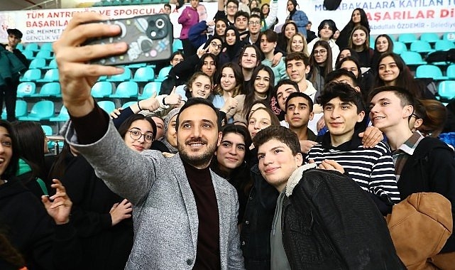 "Bağcılar Belediyesi'nden üniversite öğrencilerine 10 bin TL başarı ödülü"