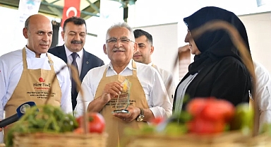 Kayseri'de Gastronomi Günlerine 1 Ton Sucuk Döner İkramı