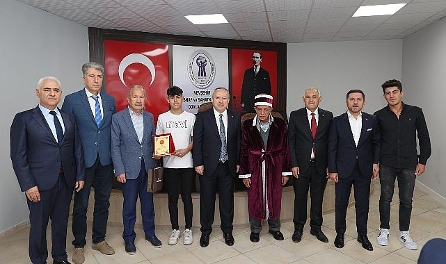 Nevşehir'de Ahilik Haftası kapsamında düzenlenen törende yılın ahisi seçilen 70 yaşındaki esnaf Şammas Bayar'a kaftan giydirildi.