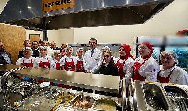 TBB ve İBB Başkanı Ekrem İmamoğlu, 15. kent lokantasını Sancaktepe'de açtı. Kent lokantası açılışı, vatandaşların yoğun ilgisi nedeniyle mitinge dönüştü