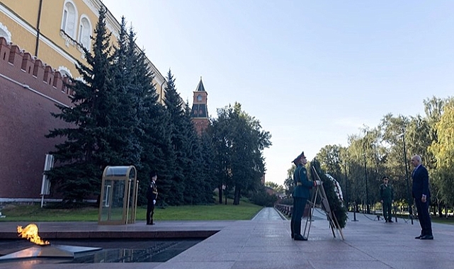 TBMM Başkanı Kurtulmuş, Meçhul Asker Anıtı'na Çelenk Bıraktı