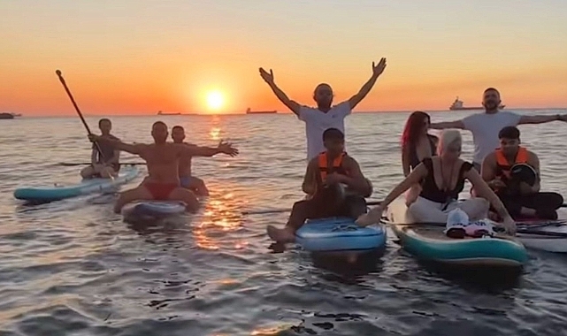 Zurna ve darbuka ile denizin ortasında şarkı söylediler