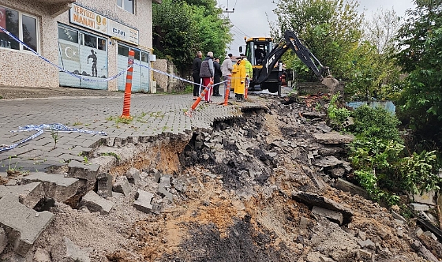 Aşırı yağış sonrası yol çöktü