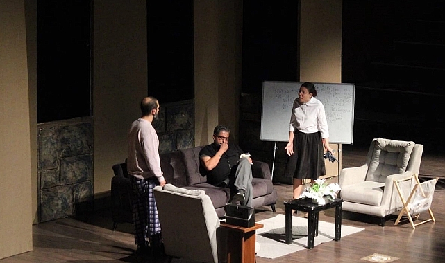 Ayvalık Belediye Tiyatrosu'ndan İki Oyun Sahnesi