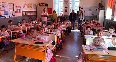 Başkan Taşyasan, Minik Öğrencilere Kırtasiye Seti Dağıttı