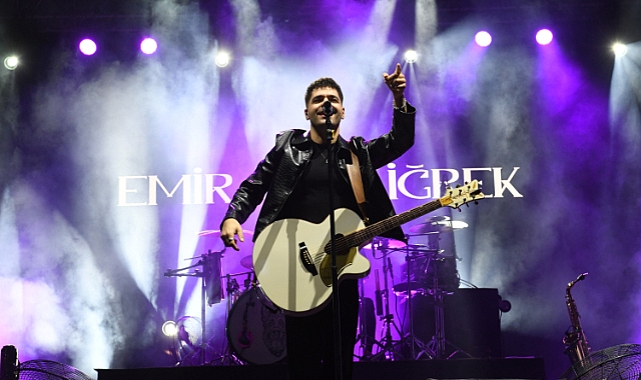 Emir Can İğrek'ten Osmangazi Meydanı'nda Coşkulu Konser