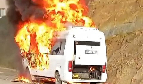 Ereğli’de Servis Minibüsü Seyir Halindeyken Alev Aldı