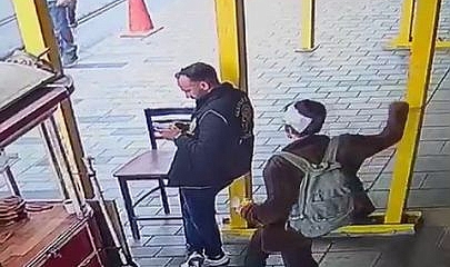 İstiklal Caddesi'nde bir polis bıçaklandı!