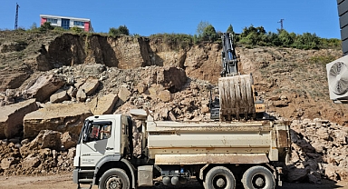 Karadeniz Ereğli'de Büyük Heyelan: İki Fabrikanın Yolu Kapandı
