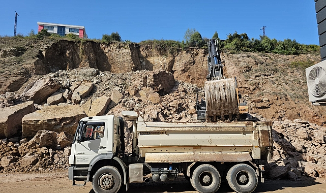 Karadeniz Ereğli'de Büyük Heyelan: İki Fabrikanın Yolu Kapandı