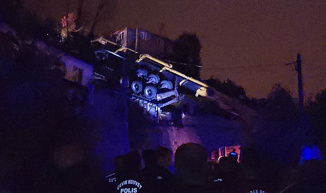 Kömür yüklü tır önce elektrik direğine çarptı ardından bahçeye uçtu