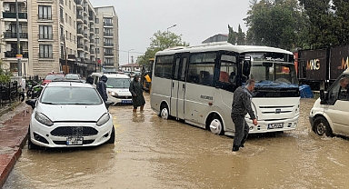 Kuvvetli yağış yolu göle çevirdi dolmuş mahsur kaldı
