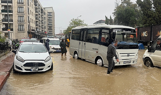 Kuvvetli yağış yolu göle çevirdi dolmuş mahsur kaldı