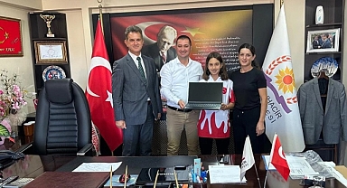 Tamer Kıral, Türkiye 2.'si Eslen Göktepeli'ye Laptop Hediye Etti