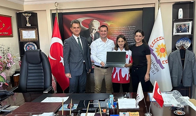 Tamer Kıral, Türkiye 2.'si Eslen Göktepeli'ye Laptop Hediye Etti