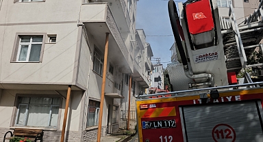 Yaşlı Kadın Evden Kendini Zor Dışarı Attı