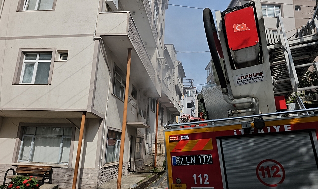 Yaşlı Kadın Evden Kendini Zor Dışarı Attı