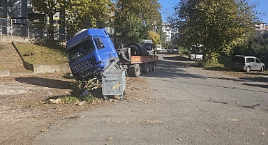 Zonguldak Ereğli’de Çelik Saç Yüklü Tır Yan Yattı