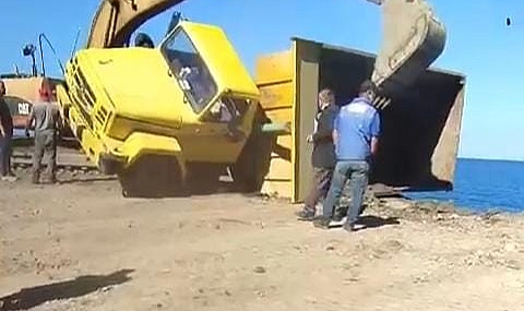 Zonguldak Ereğli'de Kamyonet Devrildi