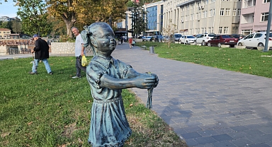 Zonguldak'ta Atatürk'ü çiçekle karşılayan Ayten Alper'in heykeline zarar verildi