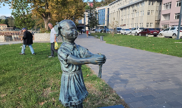 Zonguldak'ta Atatürk'ü çiçekle karşılayan Ayten Alper'in heykeline zarar verildi