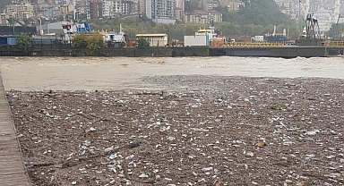 Zonguldak'ta Sağanak Yağmur ve Fırtına Sonrası Sahilde Kirlilik Oluştu