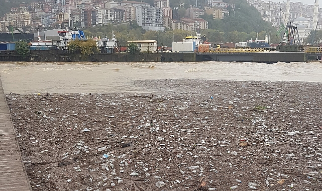 Zonguldak'ta Sağanak Yağmur ve Fırtına Sonrası Sahilde Kirlilik Oluştu